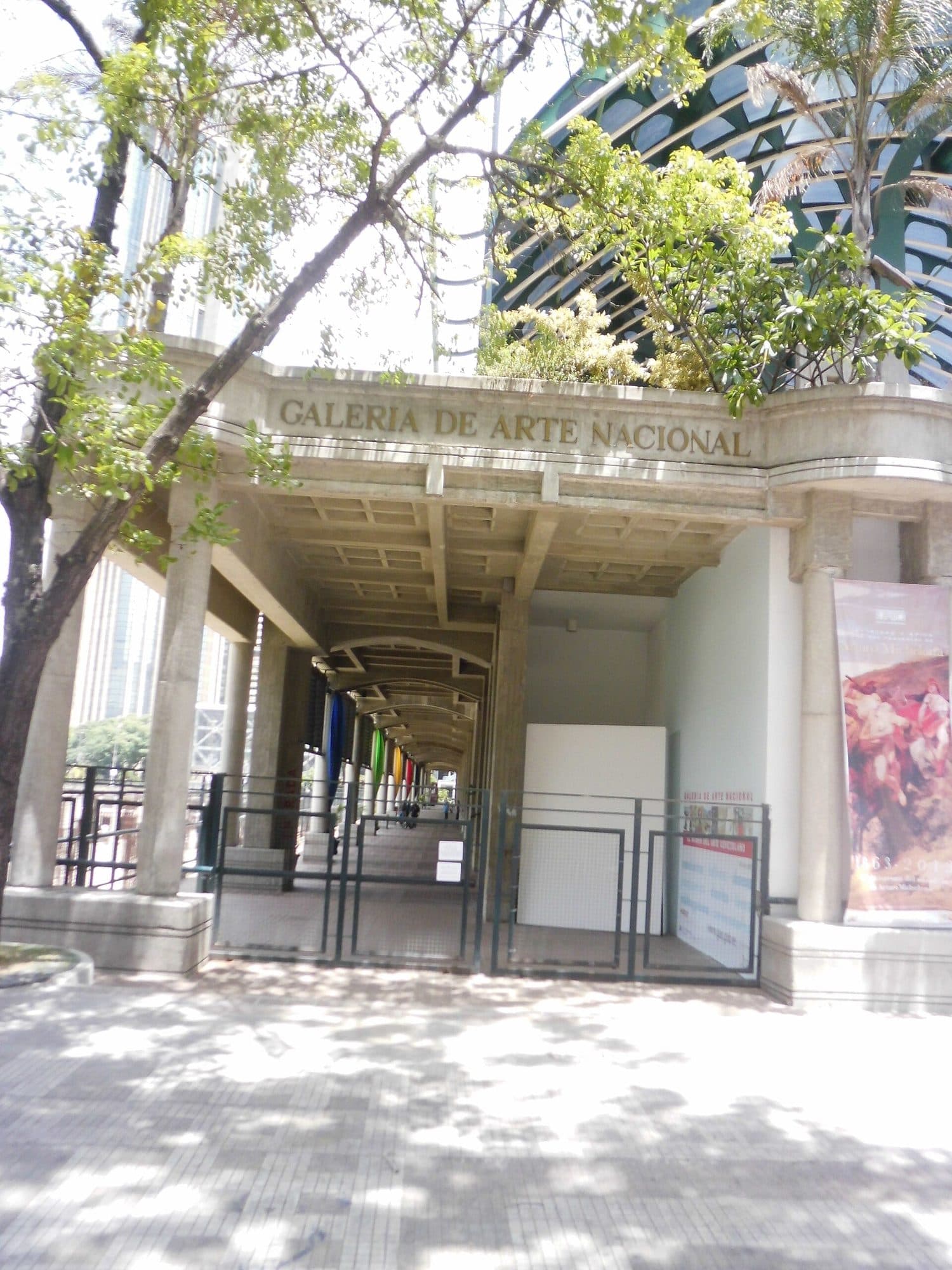 Entrance colonnade of the Galería de Arte Nacional in Caracas, with the museum name carved above the portico