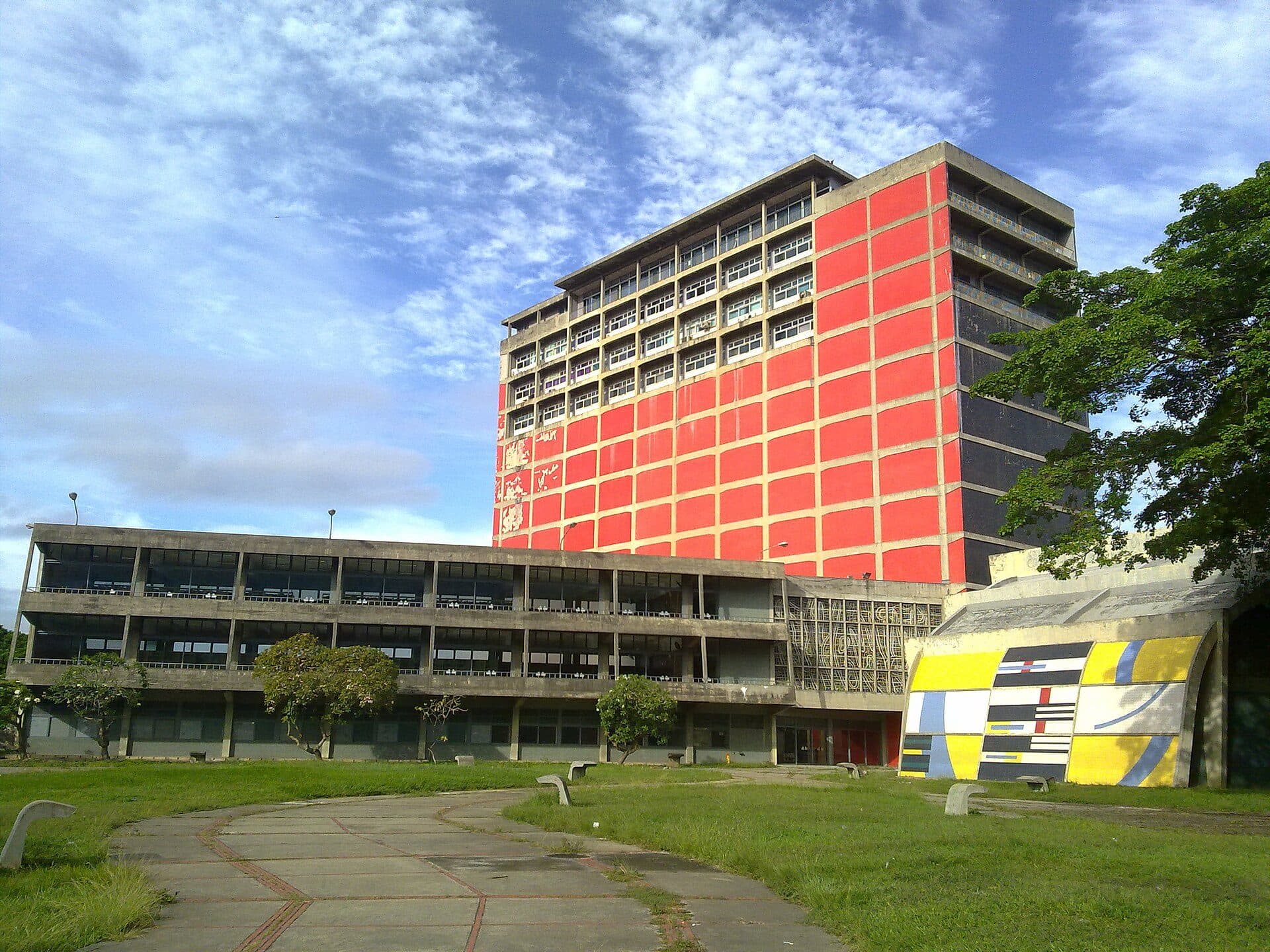 Buildings of the Ciudad Universitaria de Caracas, with a tiled mural at the right edge