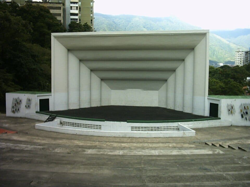 The white concrete acoustic shell and stage of the Concha Acústica de Bello Monte, with the Ávila mountain behind